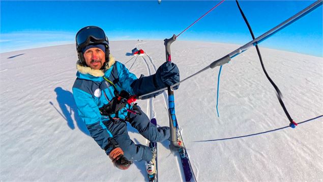Matthieu Tordeur en snowkite en Antarctique durant l'expédition Under Antarctica - Under Antarctica