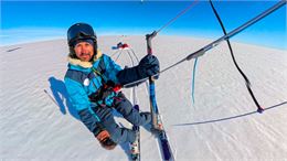 Matthieu Tordeur en snowkite en Antarctique durant l'expédition Under Antarctica - Under Antarctica