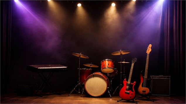 batterie, guitare sur une scène avec lumière projecteurs - canva