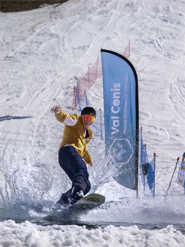 Un snowboarder traverse l'étendue d'eau - OTHMV