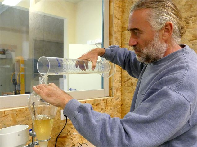 Les sens des Alpes : ouverture du lieu de production d'huiles essentielles