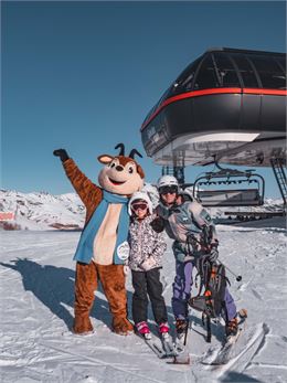 Max des neiges et des vacanciers au sommet du télésiège La Voie Lactée - Office de Tourisme Le Corbi