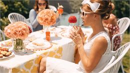 personne qui brunch en habits vintage - canva