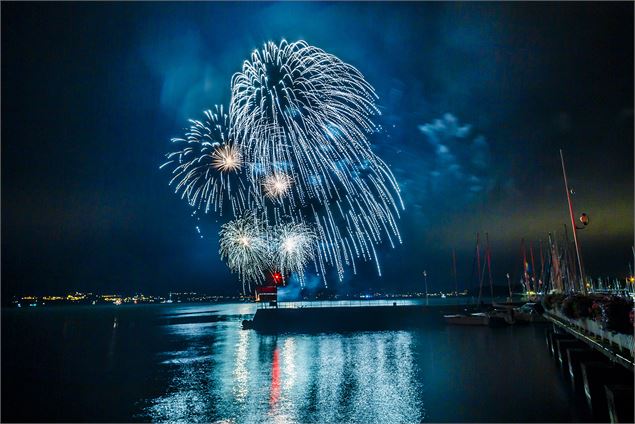 Feux d'artifice au port de Rives - Jyhell photographe