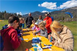 Des enfants aux ateliers créatif du Test'ival de parapente 2025 - OT Samoëns