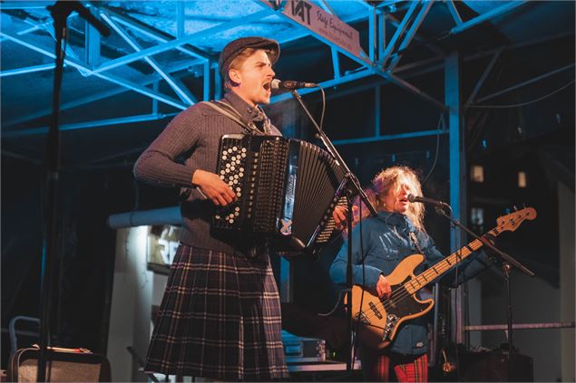 Yann à l'accordéon et chanteuse à la basse - OTHMV - G. Lavila
