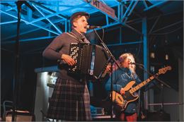 Yann à l'accordéon et chanteuse à la basse - OTHMV - G. Lavila