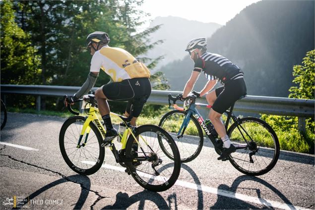 Deux cyclistes sur la route - Thonon Cycling Race, Théo Gomez