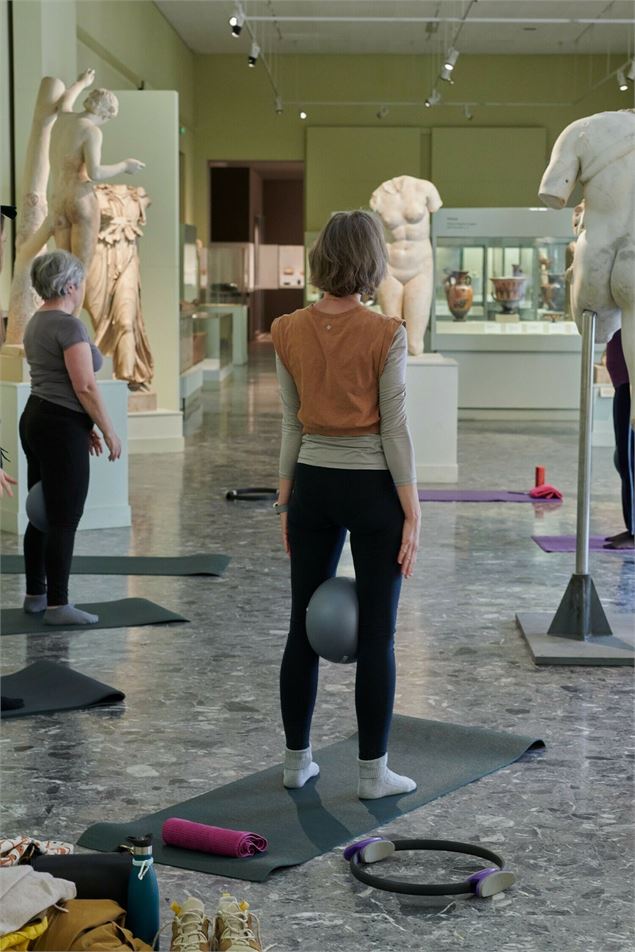 Pilates face aux œuvres : Une respiration en milieu de journée - DR