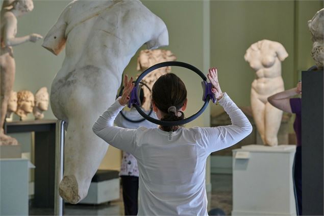 Pilates face aux œuvres : Une respiration en milieu de journée - DR