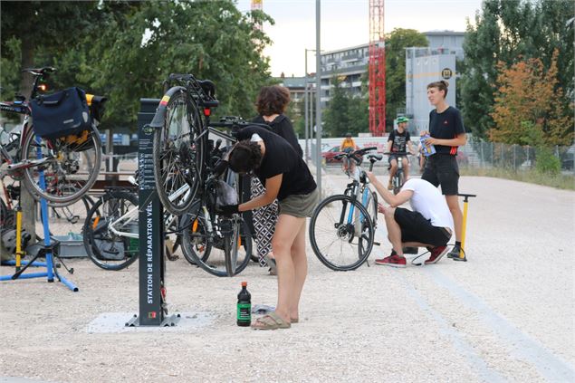 Atelier vélos à la station d'auto-réparation de la voie verte - La Bicyclette Bleue