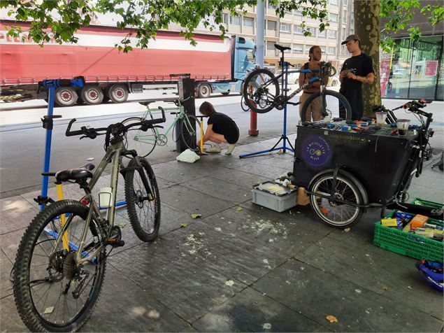 Atelier vélos à la station d'auto-réparation d'Uni Mail - La Bicyclette Bleue