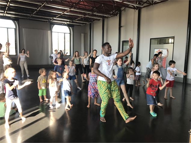 Atelier Famille : Rythmes, Musique, Danse et Contes d'Afrique de l'Ouest - crédit photo : Sini-Yiri 