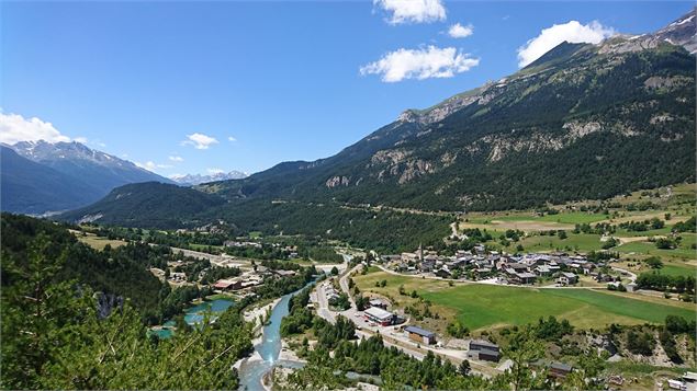 Vue sur le village depuis le promontoire des Balmes - P. Benamour