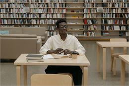 Yoga sur chaise en période d'examens - DR