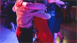 deux personnes dansent une danse de salon - canva