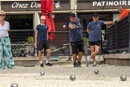 Un lanceur concentré et son équipe participent à un tournoi de pétanque - OT Flaine - Noémie Ladrix