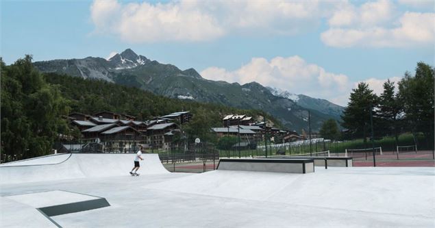 Pratiquant de skateboard sur le skatepark de La Norma - OTHMV