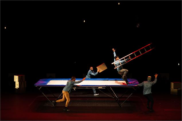 Le déménagement acrobatique des artistes - Cie Racines Carrées