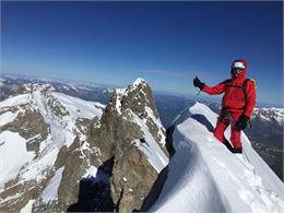Alpiniste au sommet du Doigt de Dieu - Ass.T.Alpinsime