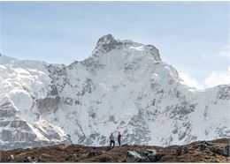 Les deux skieurs pausent devant le Hunguchi - B.Meliet