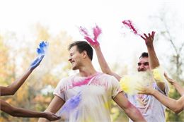 Color run familiale_Yvoire - Freepik
