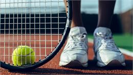 raquette et balle de tennis - canva