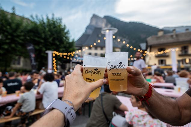 2 verres de bières qui trinquent devant le Criou - Office de tourisme de Samoens