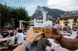 2 verres de bières qui trinquent devant le Criou - Office de tourisme de Samoens