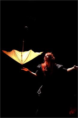 FESTIVAL DES PETITS ASTICOT - " Variations pour un parapluie " de la Compagnie CHOUETTE il pleut !_C