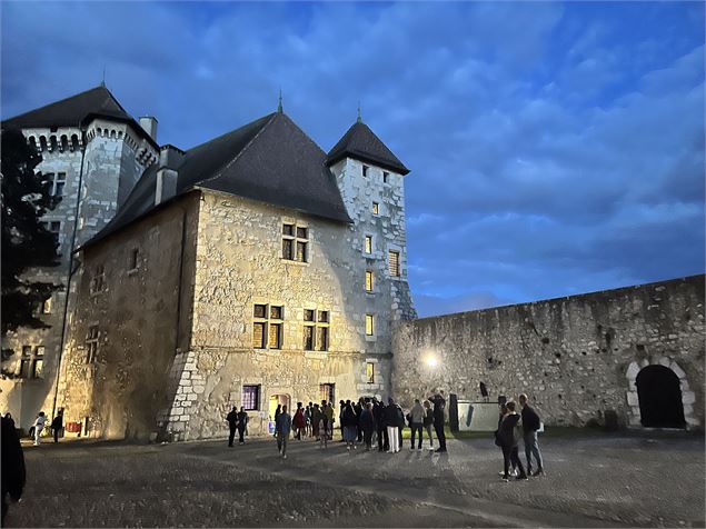 Musée-Château d'Annecy à la nuit tombante - Musées d'Annecy