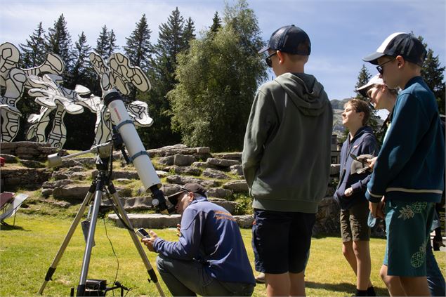 Observation du soleil au télescope - OT Flaine - Noémie Ladrix