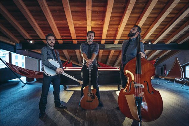 Trio de musiciens avec banjo, contrebasse et guitare - That's all folk