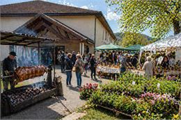cochon à la broche, vente de fleurs, marché artisanal - OT Rumilly-Albanais