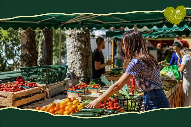 femme qui tient un stand sur le marché - ot rumilly-albanais