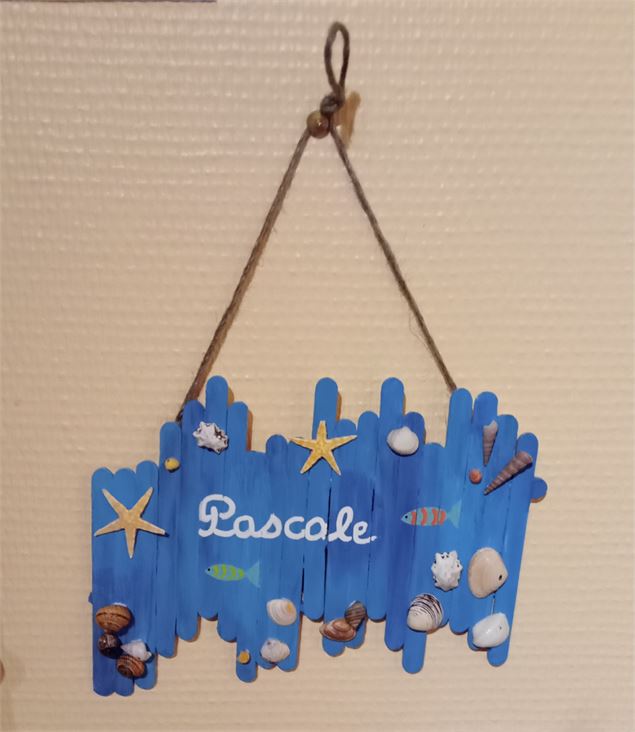 Atelier créatif : Décoration d'une plaque en coquillages et galets peints