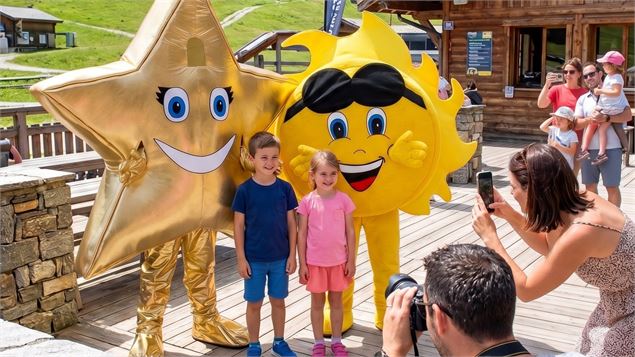 Des enfants se font prendre en photo avec les mascottes - Charles