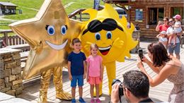 Des enfants se font prendre en photo avec les mascottes - Charles