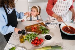 Gros plan de famille entrain de cuisiner - Image de freepik