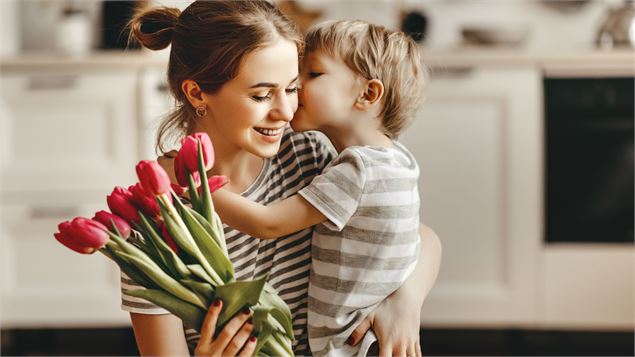 mère et son fils avec un bouquet de fleurs - canva