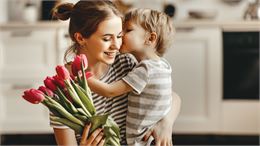 mère et son fils avec un bouquet de fleurs - canva