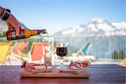 Apérif sur la terrasse de la Féma avec la Dent Parrachée au fond - J.Cathala - OTHMV