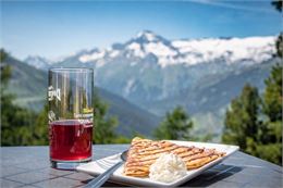 Verre de sirop et crêpe servis en terrasse - SEM de Val Cenis