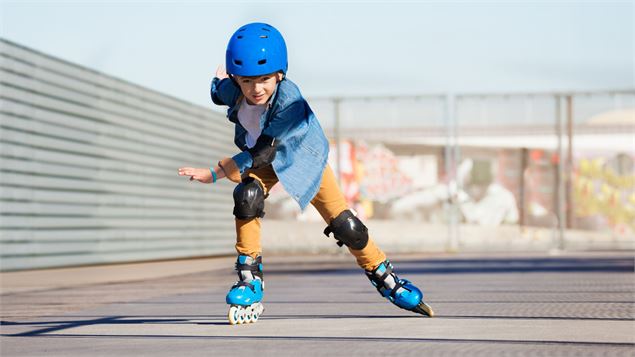 enfant qui fait du roller - canva