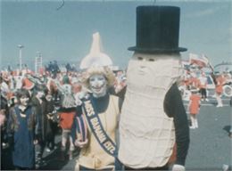Parade costumée participative - Anna Banana and Vincent Trasov at the Victoria Day Parade, still fro