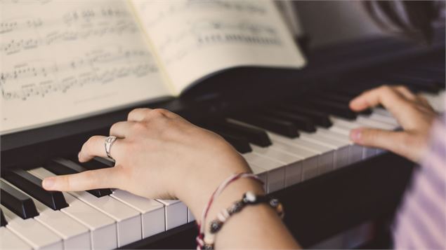 mains qui font du piano - canva