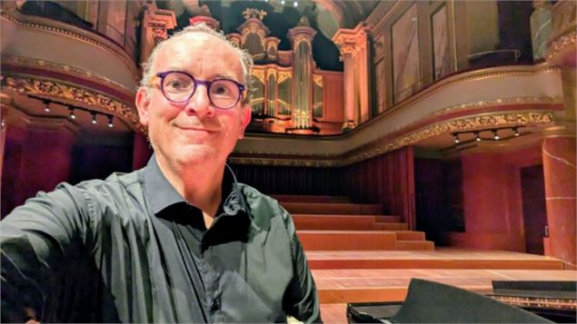 Thomas DELCLAUD en selfie dans un théâtre - Mairie de Rumilly