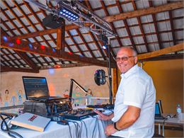 T-DJ aux platines lors de la fête de la musique de Villarembert - Office de Tourisme Le Corbier