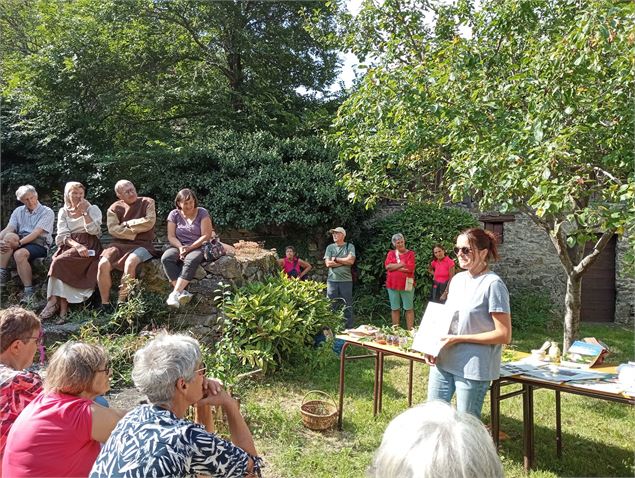 Un groupe écoute les explications de Marion - Marion Lett