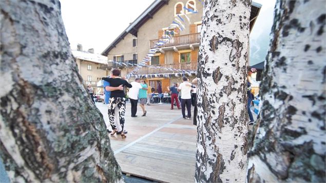 Danseurs de tango sur la place de la Vanoise - D.Cuvelier - OTHMV
